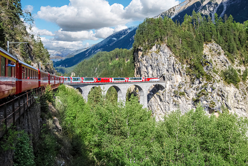 Glacier Express opweg naar Sankt Moritz passeert het beroemde Landwasser viaduct. Dit viaduct is een onderdeel van de Albulabahn. Deze spoorlijn behoort tot het Unesco wereld erfgoed