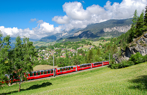 Bernina express onderweg op de Unesco werelderfgoed Albulabahn vlak voor station Filisur. Filisur is een station aan de Albulaspoorlijn die een onderdeel is van het Unesco Werelderfgoed