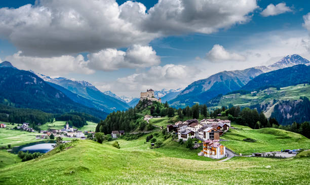 slot tarasp - castle engadine alps lake water - fotografias e filmes do acervo