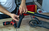 reparatur-von-elektroroller-in-einer-speziellen-werkstatt.jpg?b=1&s=170x170&k=20&c=mEs6I-0rdbgoxLLqyTQ-3gre7726r9okj6DcpwgGfE8=