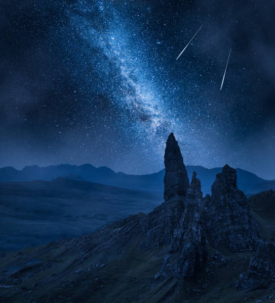 droga mleczna nad old man of storr, szkocja w nocy - landscape scotland scottish culture isle of skye zdjęcia i obrazy z banku zdjęć