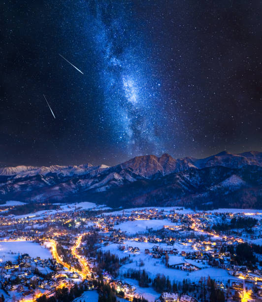 via láctea sobre a cidade iluminada de zakopane no inverno - poland mountain tatra mountains giewont - fotografias e filmes do acervo