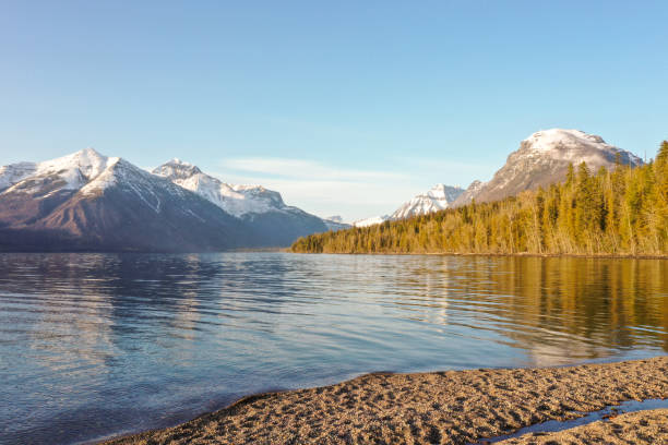 氷河国立公園のマクドナルド湖に沈む夕日 - montana mountain mcdonald lake us glacier national park ストックフォトと画像