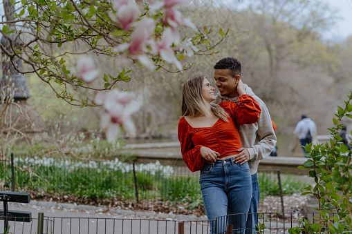 Couple traveling in New York during springtime