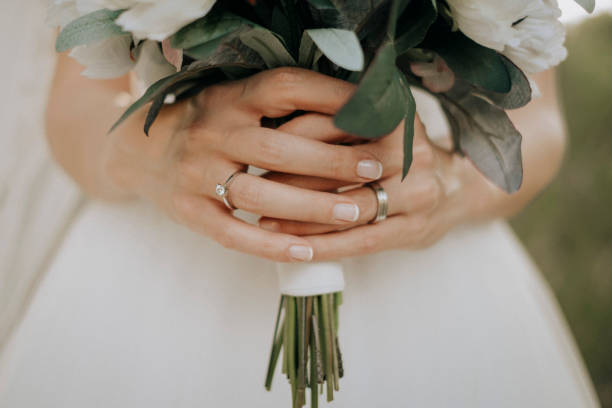istock a bride holding a flower bouquet in her hand(dişil) 1315726829