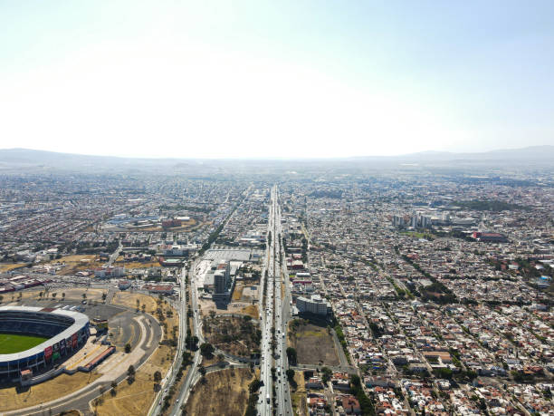 케레타로의 경기장과 도시의 공중 보기. - queretaro city 뉴스 사진 이미지
