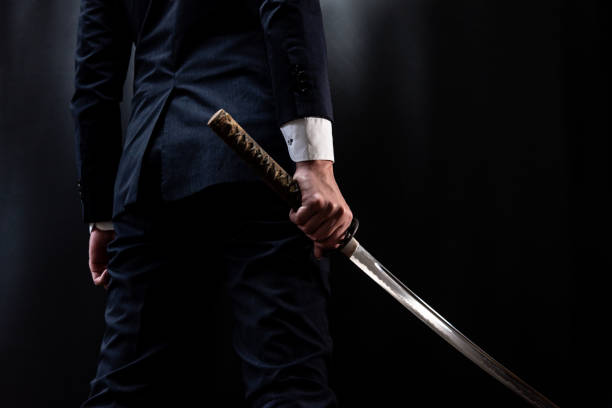 양복을 입고 일본 칼을 들고 있는 남자 - coat concepts danger anger 뉴스 사진 이미지