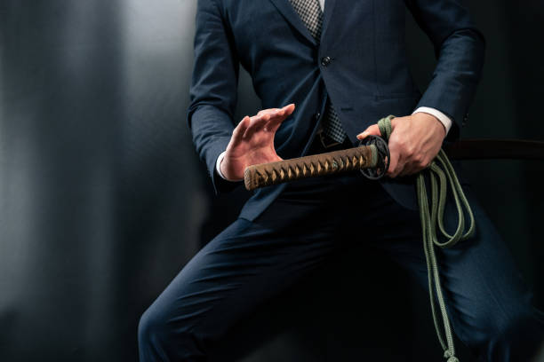 un hombre con trajes y con la espada japonesa - coat concepts danger anger fotografías e imágenes de stock