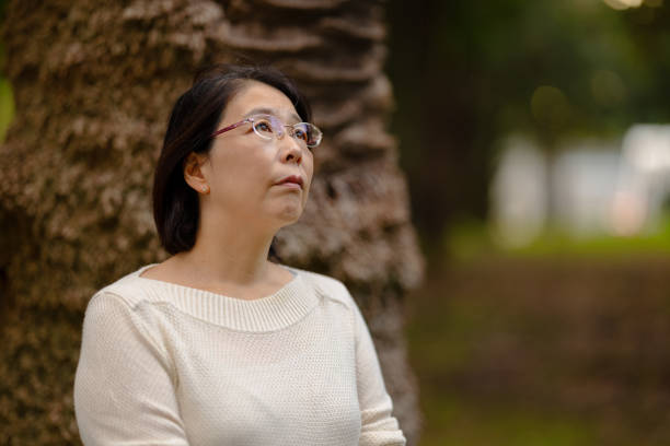 verticale japonaise de femme, à l’extérieur - women thinking contemplation sideways glance photos et images de collection