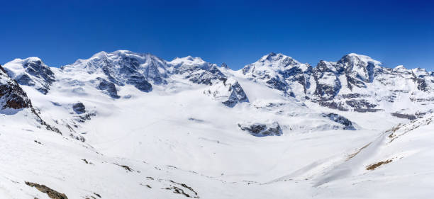 panorama de crête suisse de montagnes d’alpe de diavolezza, grisons, suisse - piz palü photos et images de collection