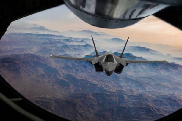 mid-air refueling - fighter plane aerospace industry air air vehicle imagens e fotografias de stock