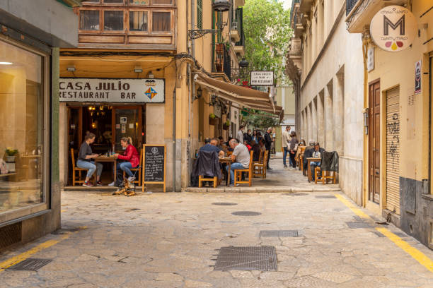 restaurant terrasse voll von diners am mittag im historischen zentrum von palma de mallorca - spanisches essen stock-fotos und bilder