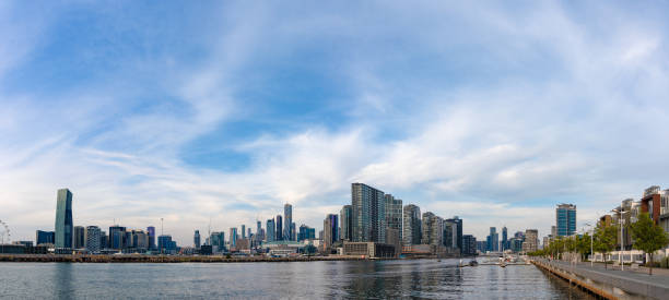 una vista panorámica de la ciudad de melbourne - yarras edge fotografías e imágenes de stock