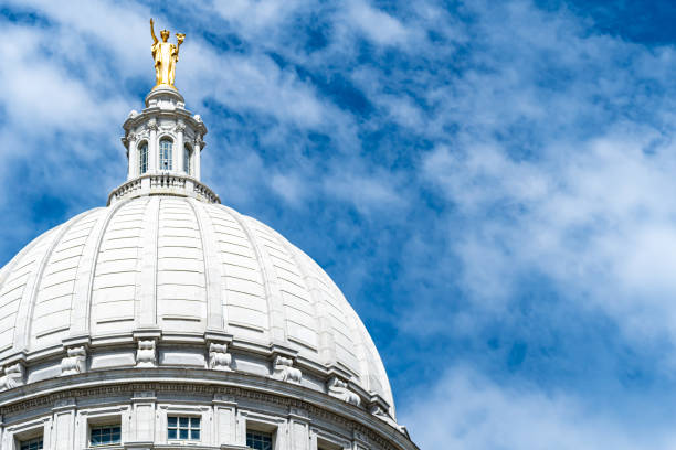 Wisconsin State Capitol Building - Madison, WI Wisconsin State Capitol Building on a sunny spring day wisconsin state capitol building stock pictures, royalty-free photos & images