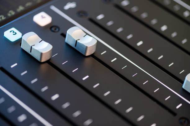 Professional podcast mixing console with faders and adjusting buttons, Audio sound mixer console. Sound mixing desk. Music mixer control panel in recording studio. podca mixer control broadcasting consola de mezcla de podcast profesional con faders y botones de ajuste, consola mezcladora de sonido de audio. mesa de mezcla de sonido. panel de control del mezclador de música en el estudio de grabación. podca mezclador control de radiodifusión