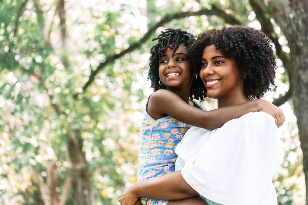 미소와 행복 작은 딸을 들고 아프리카 계 미국인 어머니의 초상화. - embracing smiling gap children only 뉴스 사진 이미지