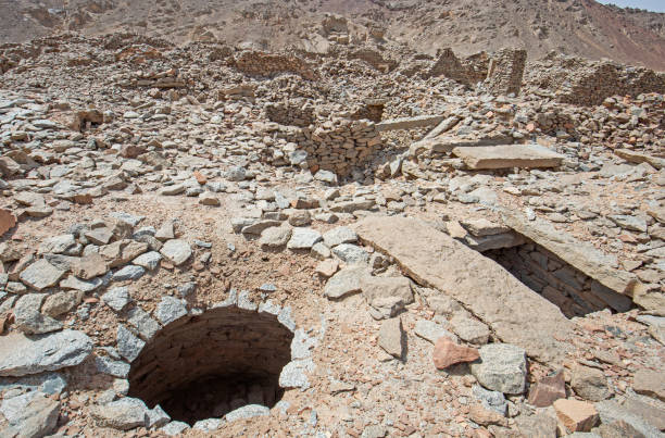 view across ruined buildings of old roman quarry town - desert egyptian culture village town imagens e fotografias de stock