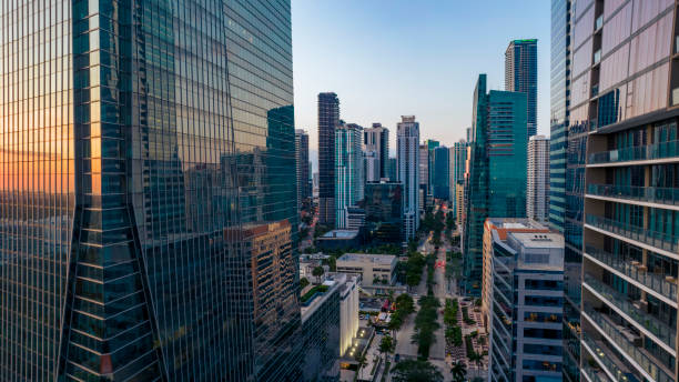 brickell avenue miami, fl - skyscraper zdjęcia i obrazy z banku zdjęć