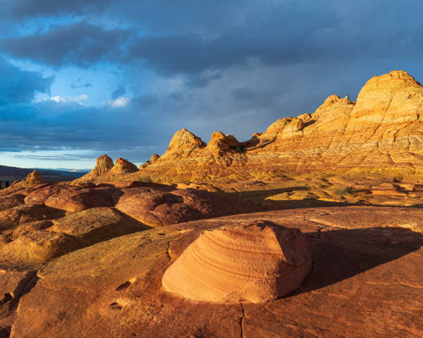 日没時のアリゾナ州コヨーテ・ビュート・サウスの岩石形成 - usa dirt road rock sandstone ストックフォトと画像