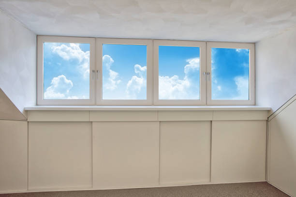 fenêtre moderne fraîche de lucarne avec le ciel bleu et la vue blanche de nuages, nouvelle lucarne, fenêtre de toit dans la nouvelle maison vide - apartment window sky sun photos et images de collection