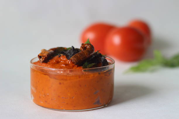 condimento fresco casero picante y caliente hecho con tomate y chiles rojos. localmente conocido como chutney de tomate - chutney jar tomato preserved fotografías e imágenes de stock