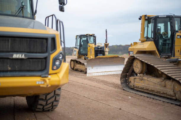 cantiere con camion e bulldozer - caterpillar truck foto e immagini stock