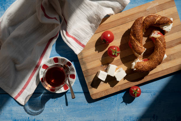 bagel turco con formaggio, pomodoro, tè - simit foto e immagini stock