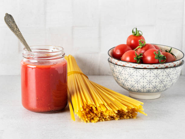 паста, макароны, спагетти и томатный соус, спагетти - tomato sauce jar стоковые фото и изображения