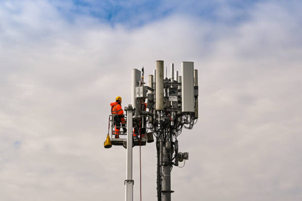 engenheiros mantendo antenas em um mastro de telefone celular - mastro - fotografias e filmes do acervo