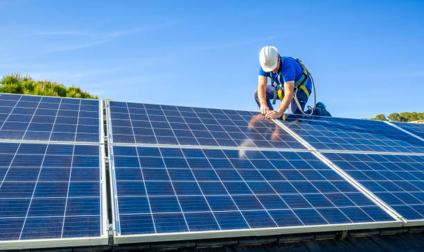 solar panel installer installing solar panels on roof of modern house - solar panel solar power station house roof imagens e fotografias de stock