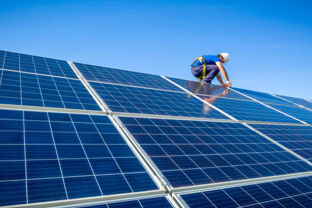 solar panel installer installing solar panels on roof of modern house - solar power station solar panel energy electrician imagens e fotografias de stock