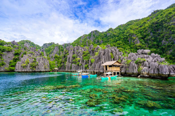 twin lagoon sur l’île paradisiaque avec des roches calcaires pointues, destination de voyage tropical - coron, palawan, philippines. - palawan photos et images de collection