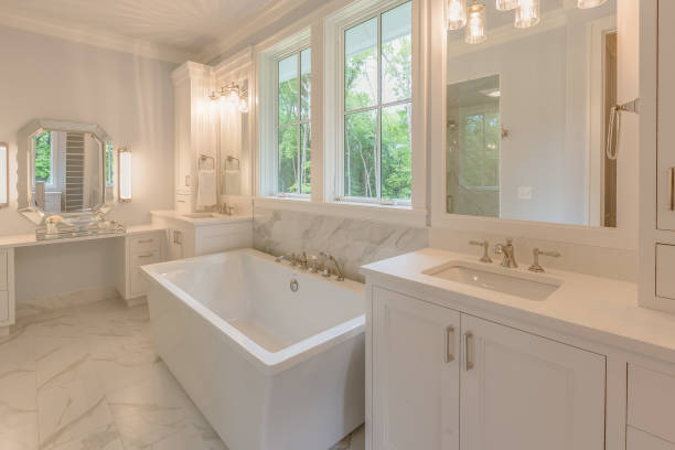 large freestanding bathtub with beautiful bathroom design - badkamer fotos stockfoto's en -beelden