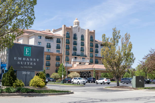 embassy suites property. embassy suites is part of the hilton worldwide family of hotels, resorts and residential lodging locations. - lodging imagens e fotografias de stock
