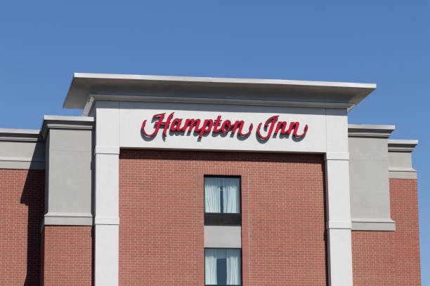 hampton by hilton propriété. hampton inn fait partie de la famille hilton worldwide d’hôtels, de centres de villégiature et de lieux d’hébergement résidentiels. - lodging photos et images de collection