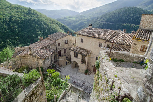 istock Village Vallo di Nera 1315915096