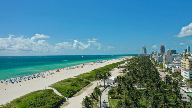 vista aérea de drones de south beach e ocean drive em miami beach, em um dia ensolarado de maio de 2021 - miami beach - fotografias e filmes do acervo