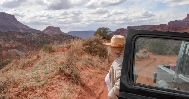 mujer sale de camión y toma paisaje desértico que rodea - truck space desert utah fotografías e imágenes de stock