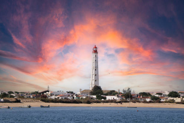 hermoso faro al atardecer+ - faro estructura de edificio fotografías e imágenes de stock