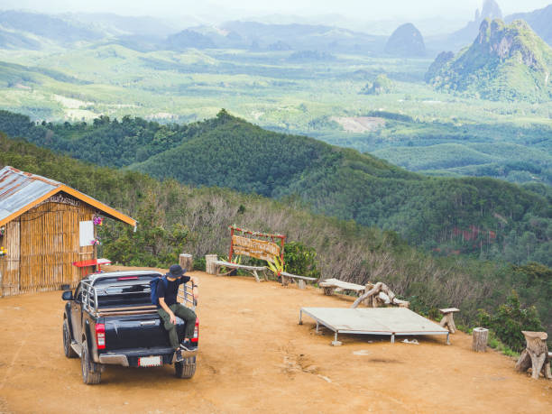 conceito de viagem de carro de solo viajante sentado sozinho em picape e apreciando a vista da paisagem da natureza. khao thalu, chumphon, tailândia. - chumphon - fotografias e filmes do acervo