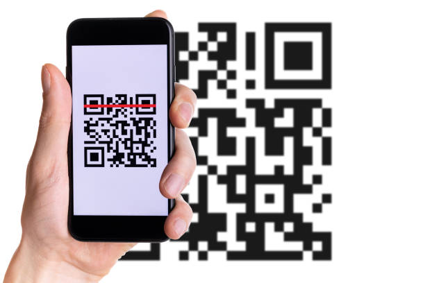 Scan qrcode. Hand holding digital mobile smart phone with qr code scanner on smartphone screen for payment, online pay, scan barcode technology. Retail shop accepted digital pay without money escanear qrcode. mantener a mano el teléfono inteligente móvil digital con escáner de código qr en la pantalla del teléfono inteligente para el pago, pago en línea, escanear la tecnología de código de barras. tienda minorista aceptó pago digital s