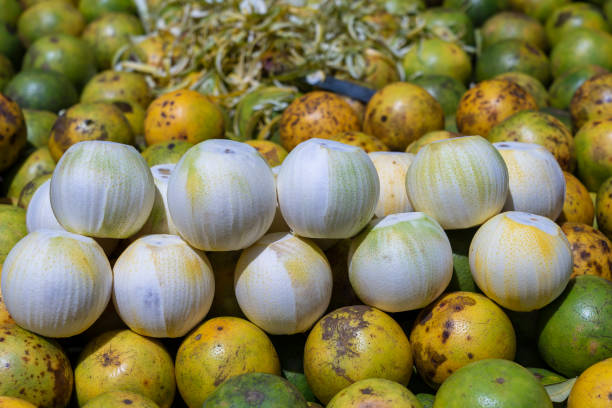 le arance pelate crude sono vendute in un mercato locale di street food sull'isola di zanzibar, tanzania, africa, da vicino - africa agriculture zanzibar industry foto e immagini stock