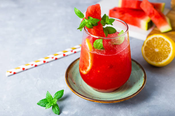 ein glas erfrischende sommer frische wassermelone mit zitrone und minze auf hellgrauem tisch - watermelon fruit summer portion stock-fotos und bilder