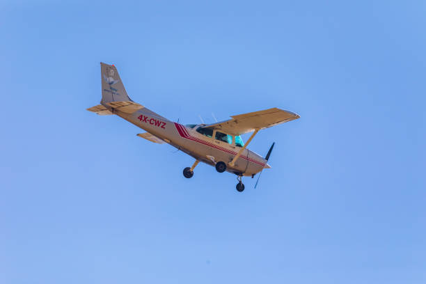 pequeño avión cessna bajando - skyhawk fotografías e imágenes de stock