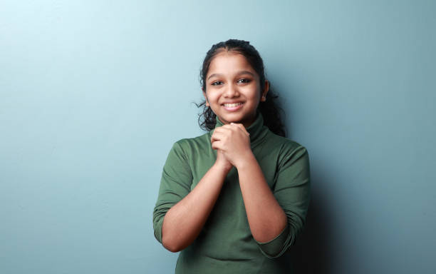 verticale d’une jeune fille heureuse avec un visage de sourire - indian girls photos et images de collection