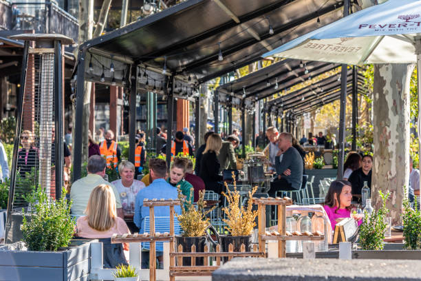 restaurantes de jantar ao ar livre al fresco utilizam o espaço de passeio ao longo do rio yarra - sidewalk cafe built structure cafe day - fotografias e filmes do acervo