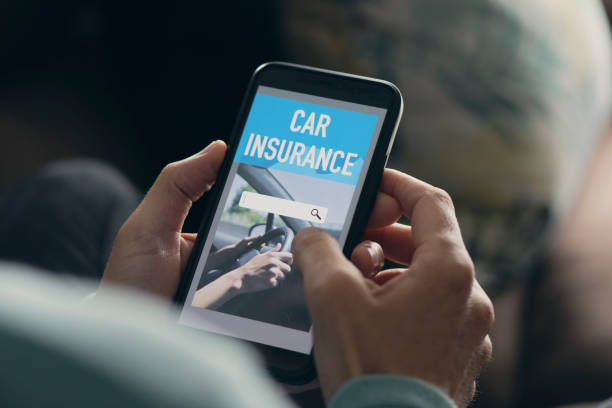 man söker en bilförsäkring på sin smartphone - bilförsäkring bildbanksfoton och bilder