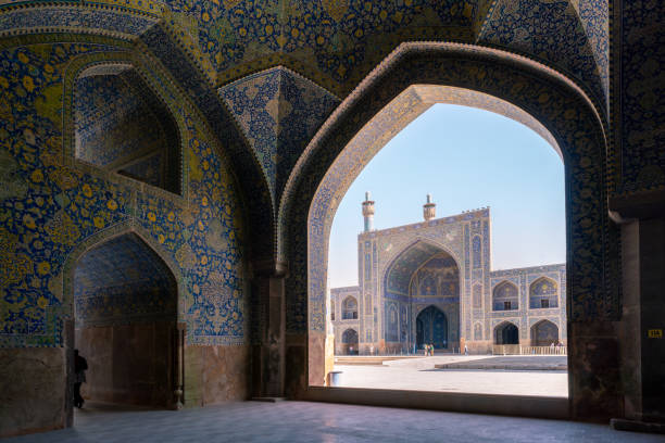 ispahan, iran - 20/04/2019: cour de la mosquée bleue shah d’ispahan située sur le côté sud de la place naghsh-e jahan. patrimoine de la dynastie safavide. - spirituality famous place isfahan dome photos et images de collection