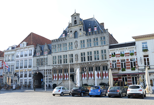 The majestic town hall, which actually consists of three buildings, dominates the central market square of Bergen op Zoom. It has a raised platform and red and white shutters. It is now mainly used for ceremonies, weddings and is open to the public. The oldest part is over 60 years old and was built between 1398 and 1403. In the course of history Bergen op Zoom has withstood many attempts at conquering the city, and that is why its motto is Mille periculis supersum: I will overcome a thousand perils.