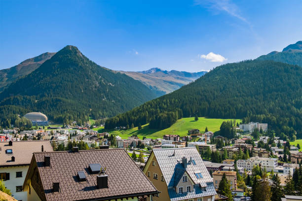 davos cityscape - davos switzerland summer mountain - fotografias e filmes do acervo